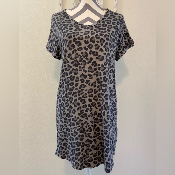 ANTISTAR~ Women’s Animal Print T- Shirt Dress V-Neck Loose fitting Rolled sleeve - Picture 1 of 7